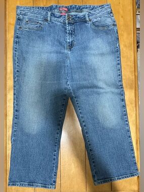 Women’s Size 18 Faded Glory Classic Mid Wash Denim Capri Jeans